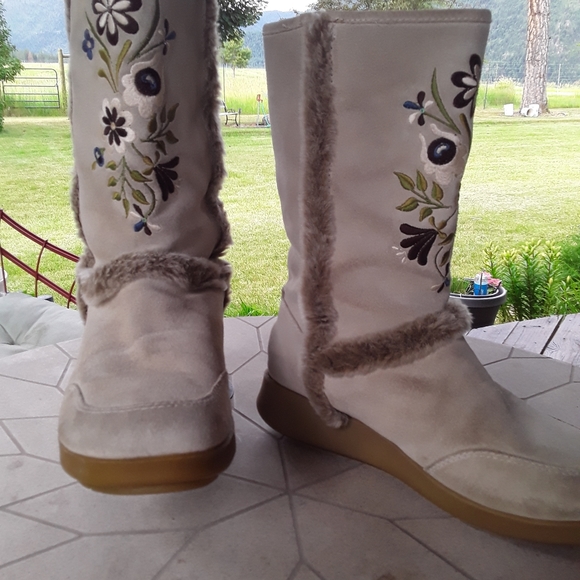 Report Shoes - Report Front floral embroidered cold weather boot
